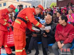 西藏林芝消防救援机动支队察隅大队在桃花节开展防火宣传