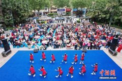 重庆一社区居民做“百家菜”组“百家宴”